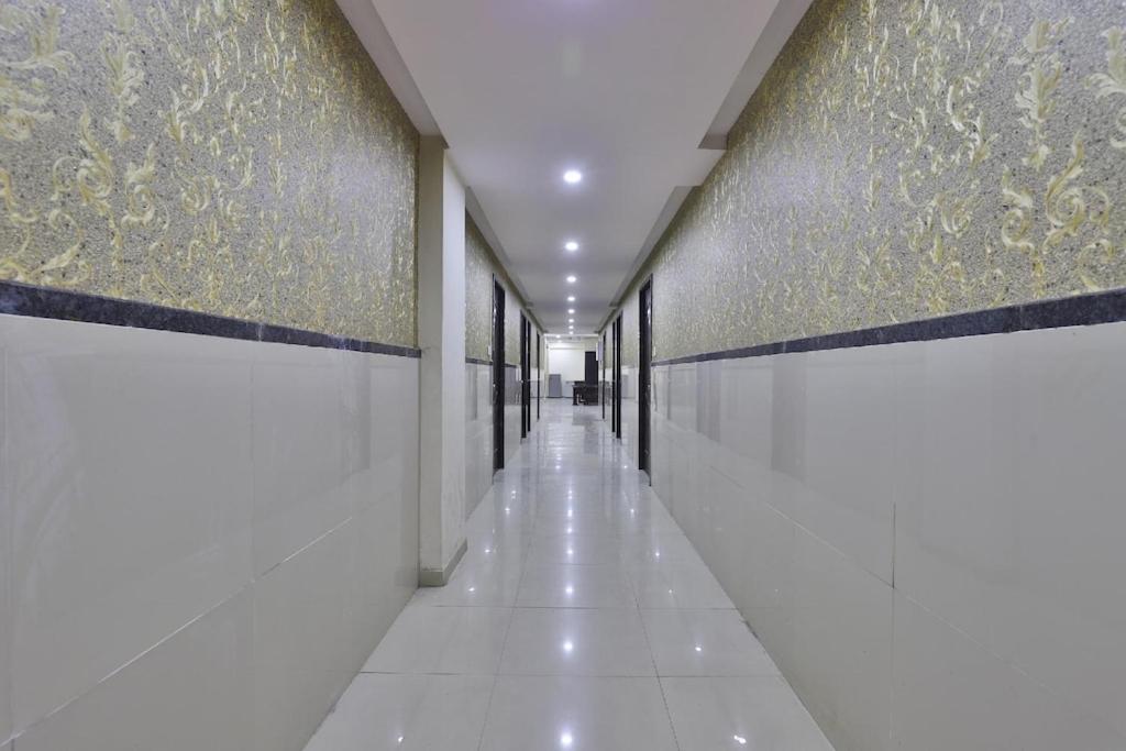 סוראט Infinity Rooms & Banquet מראה חיצוני תמונה