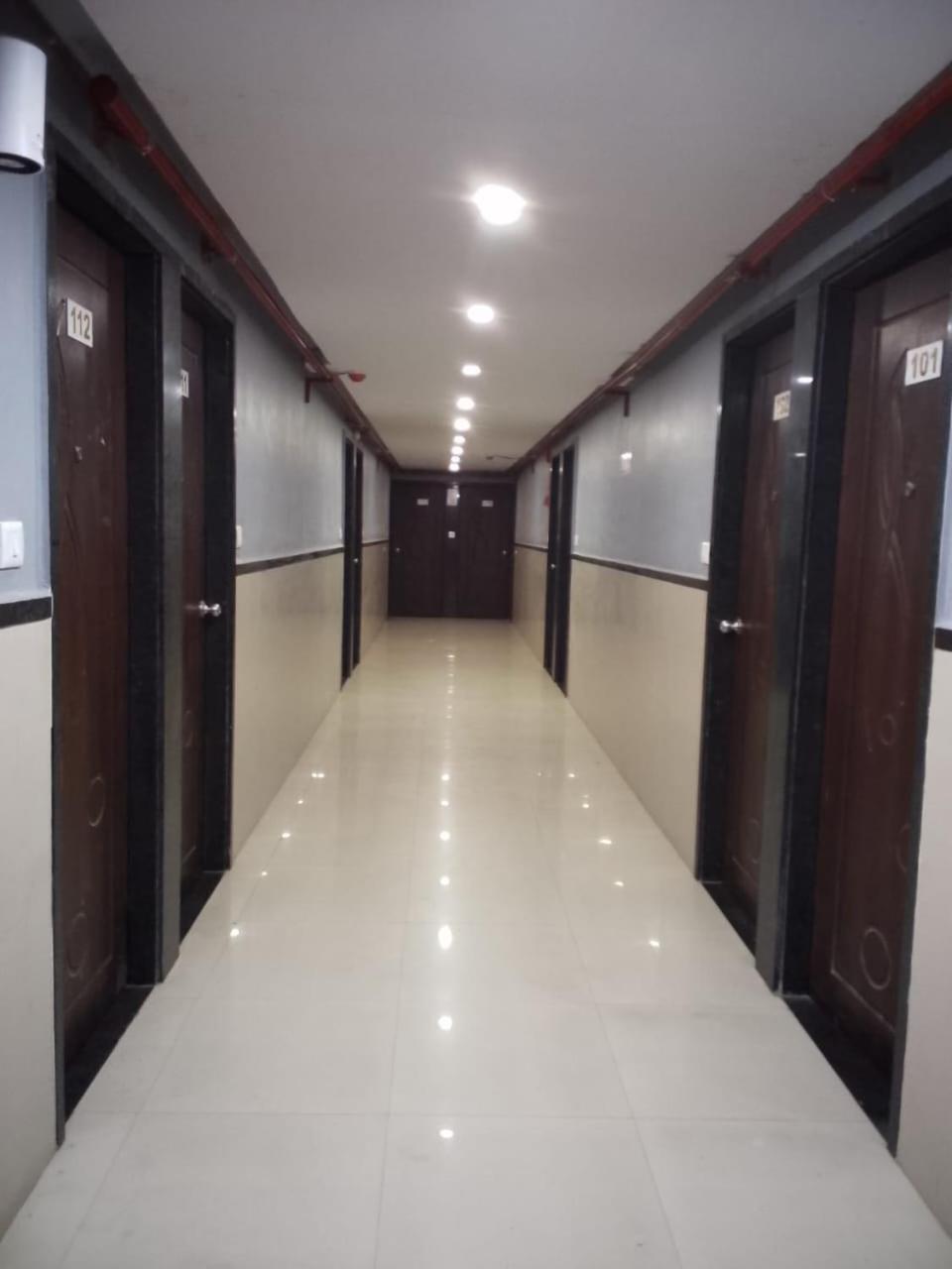סוראט Infinity Rooms & Banquet מראה חיצוני תמונה