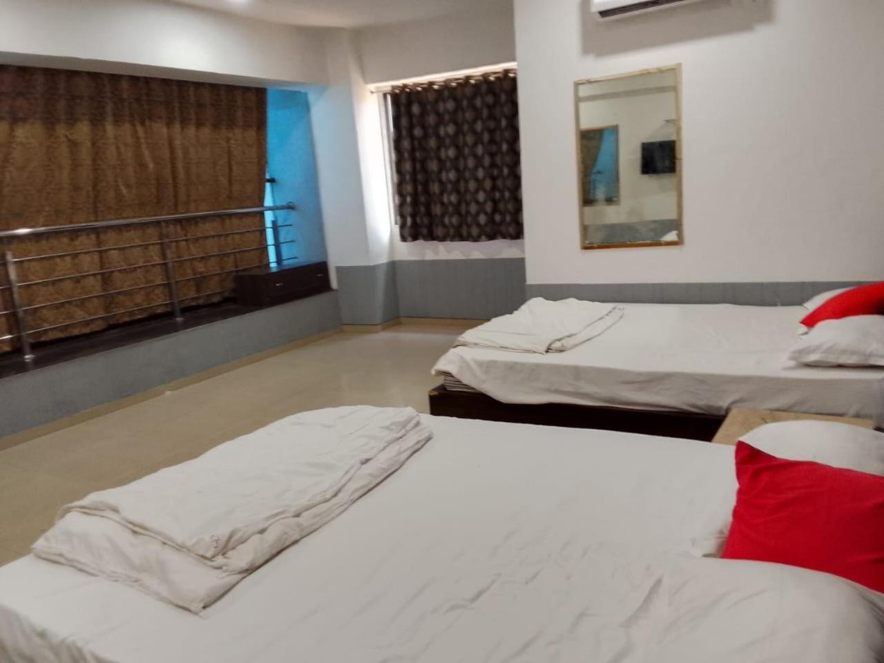 סוראט Infinity Rooms & Banquet מראה חיצוני תמונה